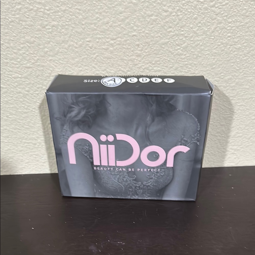 Niidor Size A silicone strapless Adhesive Bra